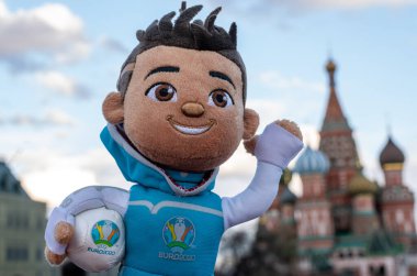 25 Nisan 2021, Moskova, Rusya. 2020 Skillzy Avrupa Futbol Şampiyonası maskotu Moskova 'da Kızıl Meydan' da.