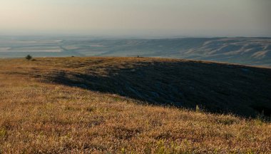 Kırım 'daki Chatyr-Dag platosundan batan güneşin ışığında çevredeki dağlara git..