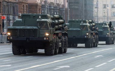 30 Nisan 2021 Moskova, Rusya. Moskova 'da Tverskaya Caddesi' ndeki Rus çoklu fırlatma roket sistemi (MLRS) Tornado S.