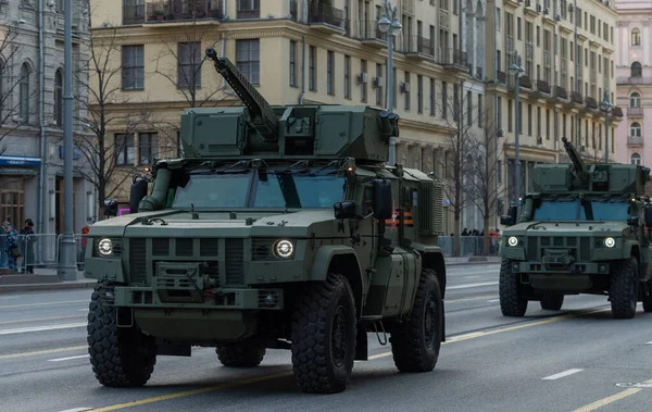 30 Nisan 2021 Moskova, Rusya. Moskova 'da Tverskaya Caddesi' nde tayfun zırhlı araç..
