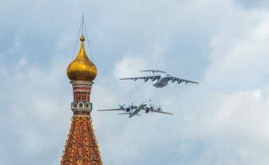 7 Mayıs 2021, Moskova, Rusya. Moskova 'daki Kızıl Meydan üzerinde bir IL-78 tanker uçağı ve bir Tu-95 stratejik bombardıman uçağı.