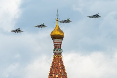 7 Mayıs 2021, Moskova, Rusya. Rus beşinci nesil Su-57, Moskova 'daki Kızıl Meydan üzerinde çok rollü savaşçılar..