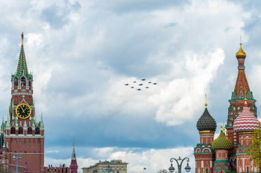 7 Mayıs 2021, Moskova, Rusya. Küba Elmas oluşumu, Moskova 'daki Kızıl Meydan üzerinde Rus Şövalyeleri ve Strizhi akrobatik takımlarından MiG-29 ve Su-30SM savaşçılarından oluşuyor..
