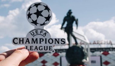 14 Haziran 2021 Moskova, Rusya, UEFA Şampiyonlar Ligi amblemi modern bir stadyumun önünde..