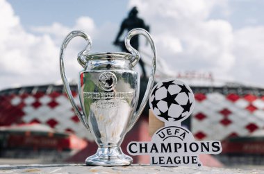 14 Haziran 2021 Moskova, Rusya, UEFA Şampiyonlar Ligi Kupası ve modern bir stadyumun önündeki amblem.