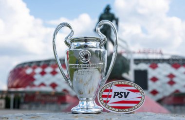 14 Haziran 2021 Eindhoven, Hollanda. PSV Eindhoven futbol kulübünün amblemi modern bir stadyumun arka planına karşıdır..