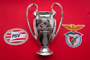 8 Ağustos 2021 Eindhoven, Hollanda. PSV Eindhoven ve S.L. amblemleri. Benfica Lisbon ve UEFA Şampiyonlar Ligi Kupası.