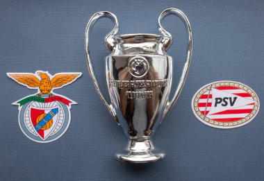 8 Ağustos 2021 Lizbon, Portekiz. PSV Eindhoven ve S.L. amblemleri. Benfica Lisbon ve UEFA Şampiyonlar Ligi Kupası.