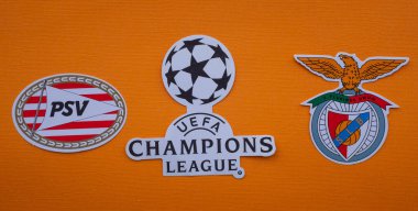 8 Ağustos 2021 Eindhoven, Hollanda. PSV Eindhoven ve S.L. amblemleri. Benfica Lisbon ve UEFA Şampiyonlar Ligi amblemi.