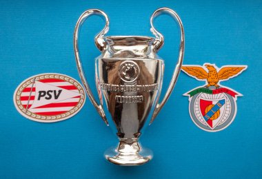 8 Ağustos 2021 Eindhoven, Hollanda. PSV Eindhoven ve S.L. amblemleri. Benfica Lisbon ve UEFA Şampiyonlar Ligi Kupası.