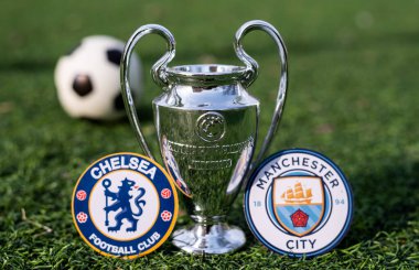 16 Nisan 2021 Moskova, Rusya. UEFA Şampiyonlar Ligi Kupası ve Manchester City F. C. ve Chelsea F. C. Londra futbol kulüplerinin yeşil çimlerin üzerindeki amblemleri..