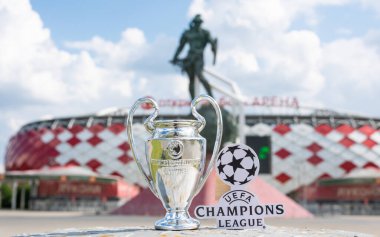 14 Haziran 2021 Moskova, Rusya, UEFA Şampiyonlar Ligi Kupası ve modern bir stadyumun önündeki amblem.