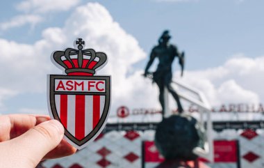 14 Haziran 2021 Monako, AS Monaco FC amblemi modern bir stadyumun önünde..