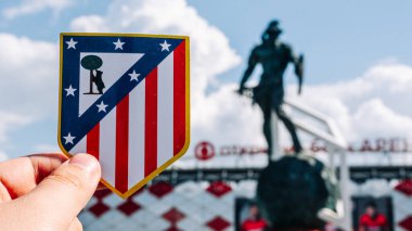 14 Haziran 2021 Madrid, İspanya. Futbol kulübü Atletico Madrid 'in amblemi modern bir stadyumun arka planına karşı..