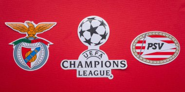 8 Ağustos 2021 Lizbon, Portekiz. PSV Eindhoven ve S.L. amblemleri. Benfica Lisbon ve UEFA Şampiyonlar Ligi amblemi.