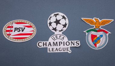 8 Ağustos 2021 Eindhoven, Hollanda. PSV Eindhoven ve S.L. amblemleri. Benfica Lisbon ve UEFA Şampiyonlar Ligi amblemi.