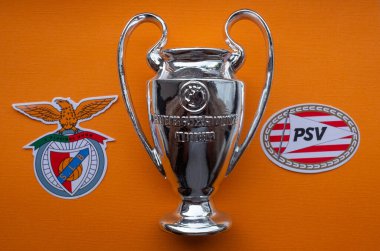 8 Ağustos 2021 Lizbon, Portekiz. PSV Eindhoven ve S.L. amblemleri. Benfica Lisbon ve UEFA Şampiyonlar Ligi Kupası.