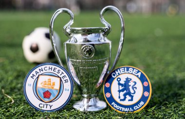 16 Nisan 2021 Moskova, Rusya. UEFA Şampiyonlar Ligi Kupası ve Manchester City F. C. ve Chelsea F. C. Londra futbol kulüplerinin yeşil çimlerin üzerindeki amblemleri..