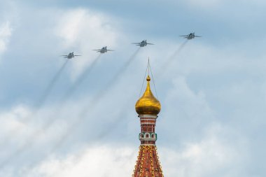 7 Mayıs 2021, Moskova, Rusya. Rus cephe hattı Su-24 bombardıman uçakları Moskova 'daki Kızıl Meydan üzerinde.