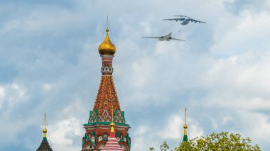 7 Mayıs 2021, Moskova, Rusya. Moskova 'daki Kızıl Meydan üzerinde bir IL-78 tanker uçağı ve bir Tu-160 stratejik bombardıman uçağı.
