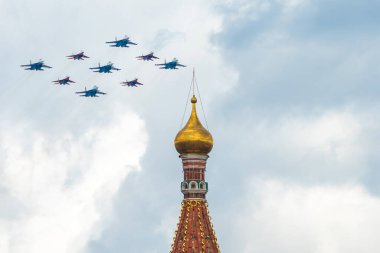 7 Mayıs 2021, Moskova, Rusya. Küba Elmas oluşumu, Moskova 'daki Kızıl Meydan üzerinde Rus Şövalyeleri ve Strizhi akrobatik takımlarından MiG-29 ve Su-30SM savaşçılarından oluşuyor..