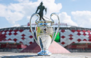 14 Haziran 2021 Moskova, Rusya, UEFA Şampiyonlar Ligi Kupası Modern bir stadyumun önünde.