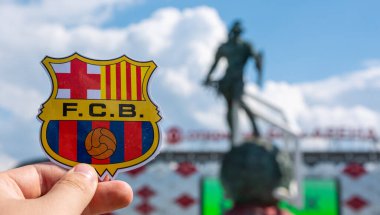 14 Haziran 2021 Barselona, İspanya. Futbol kulübü FC Barcelona 'nın amblemi modern stadyumun arka planına karşıdır..