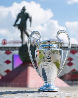 14 Haziran 2021 Moskova, Rusya, UEFA Şampiyonlar Ligi Kupası Modern bir stadyumun önünde.