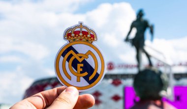 14 Haziran 2021 Madrid, İspanya Futbol kulübü Real Madrid CF 'nin amblemi modern bir stadyumun arka planına karşı.