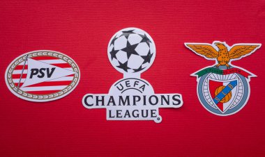 8 Ağustos 2021 Eindhoven, Hollanda. PSV Eindhoven ve S.L. amblemleri. Benfica Lisbon ve UEFA Şampiyonlar Ligi amblemi.