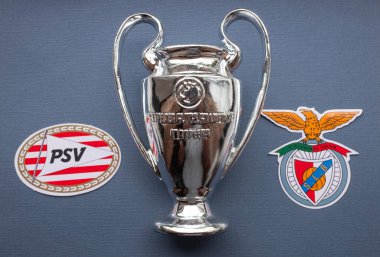 8 Ağustos 2021 Eindhoven, Hollanda. PSV Eindhoven ve S.L. amblemleri. Benfica Lisbon ve UEFA Şampiyonlar Ligi Kupası.