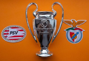 8 Ağustos 2021 Eindhoven, Hollanda. PSV Eindhoven ve S.L. amblemleri. Benfica Lisbon ve UEFA Şampiyonlar Ligi Kupası.