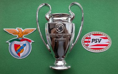 8 Ağustos 2021 Lizbon, Portekiz. PSV Eindhoven ve S.L. amblemleri. Benfica Lisbon ve UEFA Şampiyonlar Ligi Kupası.