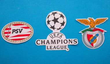8 Ağustos 2021 Eindhoven, Hollanda. PSV Eindhoven ve S.L. amblemleri. Benfica Lisbon ve UEFA Şampiyonlar Ligi amblemi.