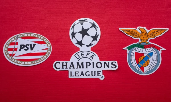 8 Ağustos 2021 Eindhoven, Hollanda. PSV Eindhoven ve S.L. amblemleri. Benfica Lisbon ve UEFA Şampiyonlar Ligi amblemi.