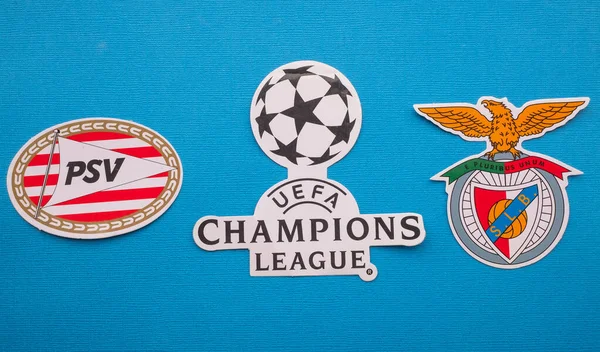 8 Ağustos 2021 Eindhoven, Hollanda. PSV Eindhoven ve S.L. amblemleri. Benfica Lisbon ve UEFA Şampiyonlar Ligi amblemi.