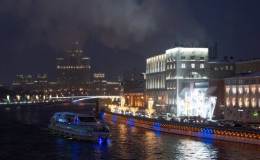 25 Aralık 2020, Moskova, Rusya. Bir kış akşamı Moskova nehrindeki Radisson şirketinin motorlu gemisi..
