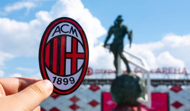 14 Haziran 2021 Milan, İtalya. A.C. Futbol Kulübü Milan 'ı modern bir stadyumun arka planına karşı sembolize ediyor..