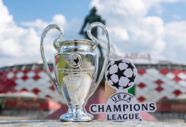 14 Haziran 2021 Moskova, Rusya, UEFA Şampiyonlar Ligi Kupası ve modern bir stadyumun önündeki amblem.