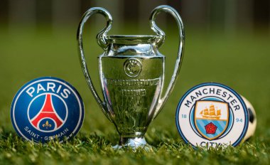 27 Ağustos 2021 Paris, Fransa. Paris Saint-Germain FC futbol kulüplerinin amblemleri. ve Manchester City F.C. ve UEFA Şampiyonlar Ligi Kupası Stadyumun yeşil sahasında.