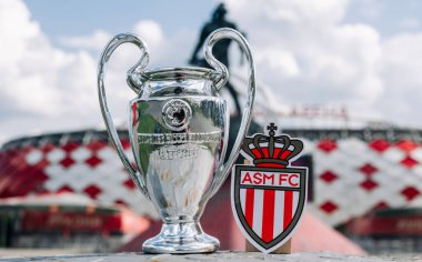 14 Haziran 2021 Monako, AS Monaco FC amblemi ve UEFA Şampiyonlar Ligi Kupası modern bir stadyumun önünde..