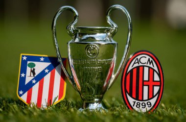 27 Ağustos 2021 Madrid, İspanya. Futbol kulüpleri Atletico Madrid ve A.C. Milan ve stadyumun yeşil sahasında oynanan UEFA Şampiyonlar Ligi Kupası amblemleri.