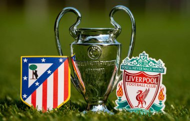27 Ağustos 2021 Madrid, İspanya. Liverpool FC ve Atletico Madrid futbol kulüpleri ve stadyumun yeşil sahasında oynanan UEFA Şampiyonlar Ligi Kupası amblemleri..
