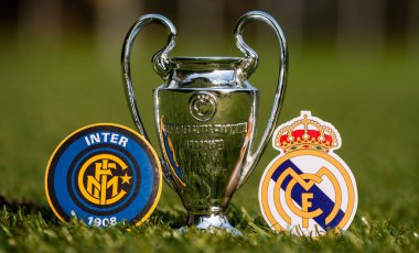 27 Ağustos 2021 Milan, İtalya. Futbol kulüpleri Inter Milan ve Real Madrid CF ve stadyumun yeşil çimlerinde oynanan UEFA Şampiyonlar Ligi Kupası amblemleri.