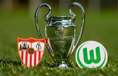 27 Ağustos 2021 Seville, İspanya. Futbol kulüpleri Sevilla FC ve VfL Wolfsburg 'un amblemleri ve stadyumun yeşil çimlerinde oynanan UEFA Şampiyonlar Ligi Kupası.