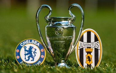 27 Ağustos 2021 Londra, İngiltere. Chelsea FC futbol kulüplerinin amblemleri. Londra ve Juventus F.C. Turin ve UEFA Şampiyonlar Ligi Kupası stadyumun yeşil çimlerinde.