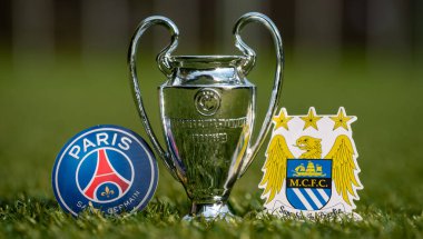 27 Ağustos 2021 Paris, Fransa. Paris Saint-Germain FC futbol kulüplerinin amblemleri. ve Manchester City F.C. ve UEFA Şampiyonlar Ligi Kupası Stadyumun yeşil sahasında.