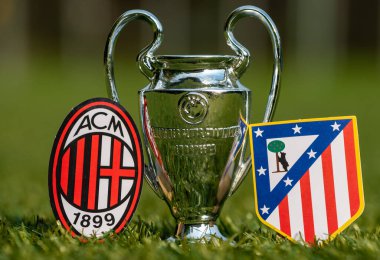 27 Ağustos 2021 Milan, İtalya. Futbol kulüpleri Atletico Madrid ve A.C. Milan ve stadyumun yeşil sahasında oynanan UEFA Şampiyonlar Ligi Kupası amblemleri.