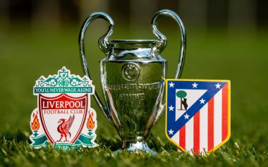 27 Ağustos 2021 Liverpool, İngiltere. Liverpool FC ve Atletico Madrid futbol kulüpleri ve stadyumun yeşil sahasında oynanan UEFA Şampiyonlar Ligi Kupası amblemleri..