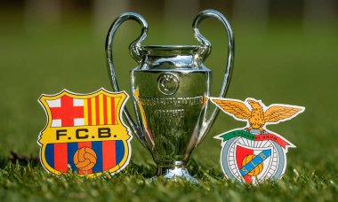 27 Ağustos 2021 Barselona, İspanya. Futbol kulüpleri S.L. 'in amblemleri. Benfica ve FC Barcelona ve UEFA Şampiyonlar Ligi Kupası stadyumun yeşil çimlerinde.
